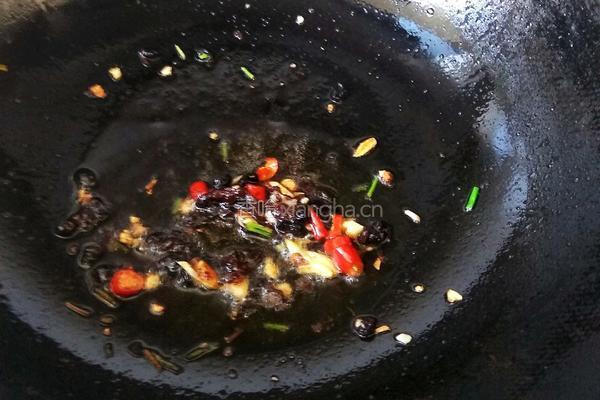 豆瓣酱炒凉粉的做法图解3