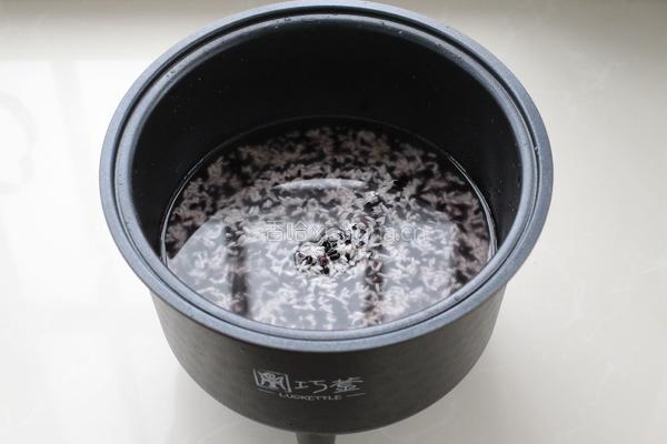 黑米芝士肉松饭团的做法图解2