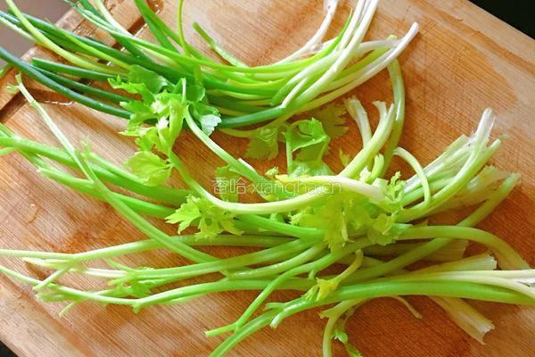 芹菜牛肉包子的做法图解2