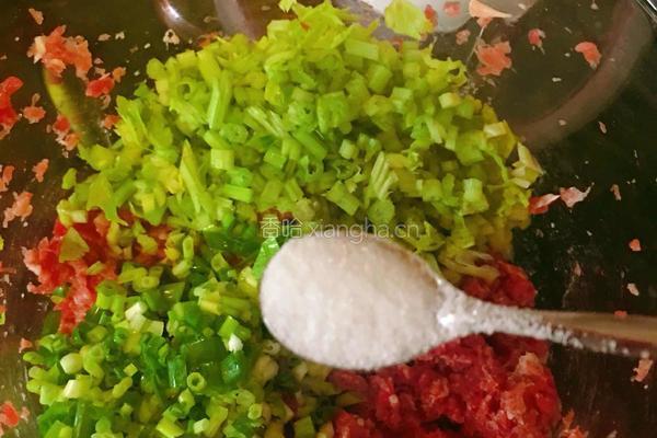 芹菜牛肉包子的做法图解4