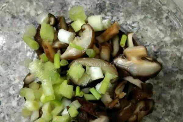 香菇鸡丝粥的做法图解2