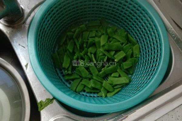胡萝卜炒刀豆的做法图解2