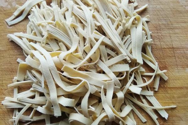 胡萝卜炒豆皮的做法图解2