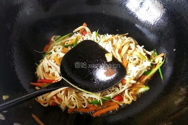 胡萝卜炒豆皮的做法图解6