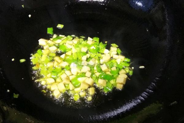 青椒火腿炒鸡蛋的做法图解6