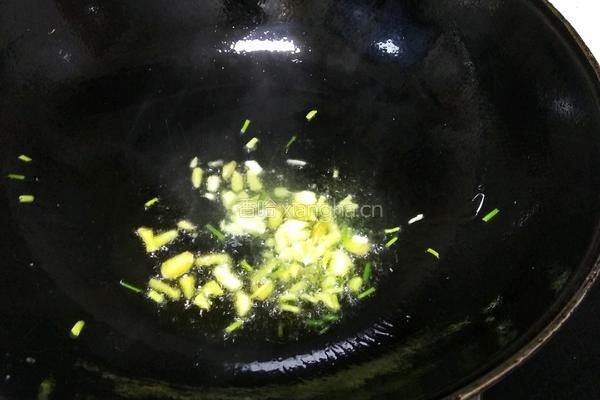 海鲜菇炒青菜的做法图解4