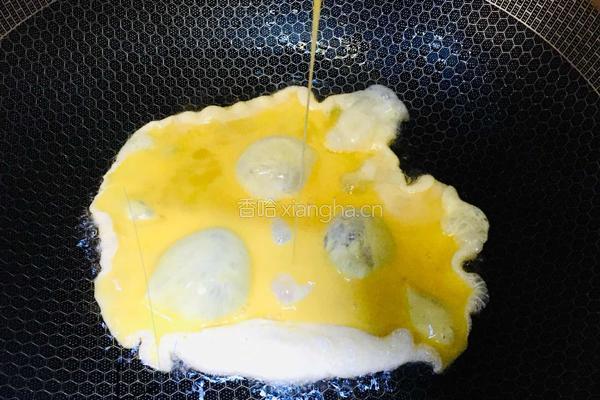 腊肠平菇炒蛋的做法图解1