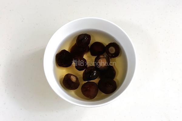 香菇炖鸡的做法图解2