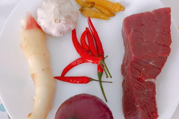 黄牛肉炒洋葱块的做法图解1