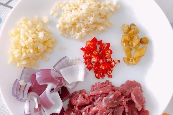 黄牛肉炒洋葱块的做法图解2