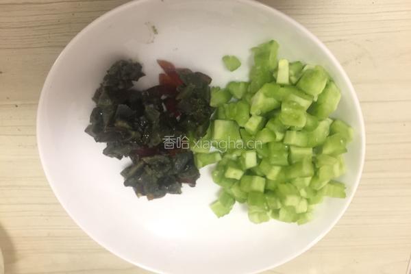 松花苦瓜汤的做法图解2