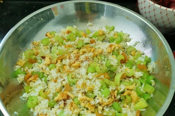 芹菜鸡蛋炒米饭的做法图解5