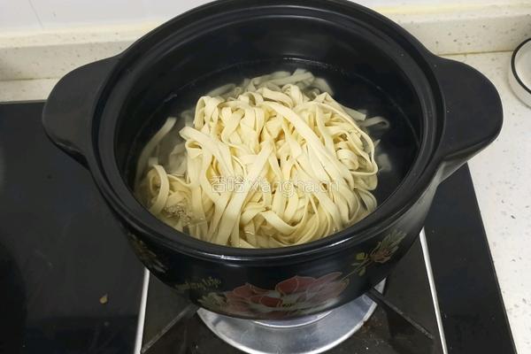 茄子肉糜焖面的做法图解1