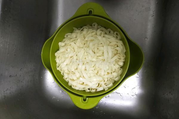 茄子肉糜焖面的做法图解2