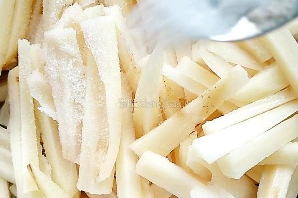 干煸藕条的做法图解3