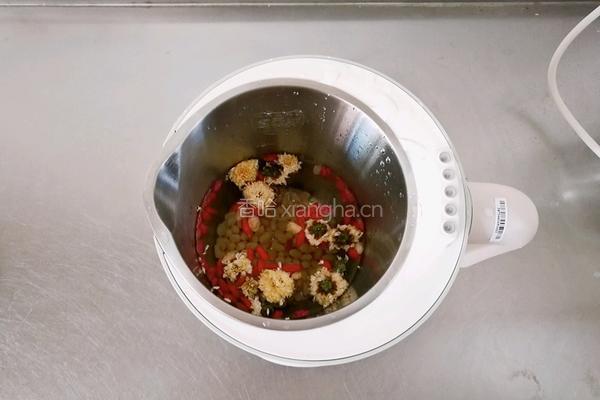 清香顺滑细腻的菊花枸杞豆浆的做法图解5