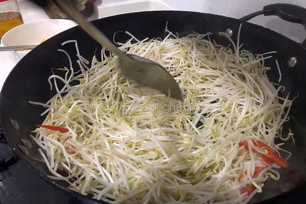 花红柳绿～韭菜豆芽炒鸡蛋的做法图解1