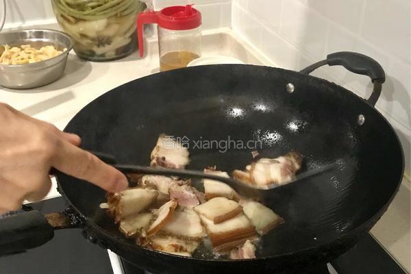 小腊猪穿竹林～竹笋炒腊肉的做法图解2