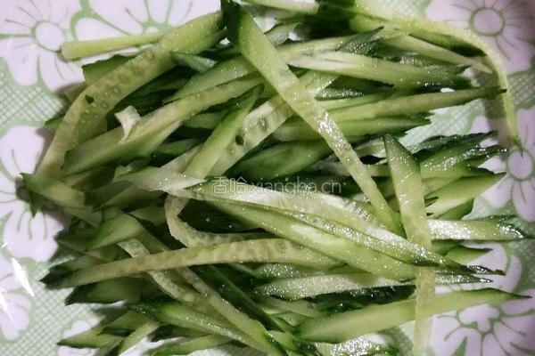 黄瓜肉卷饼的做法图解2