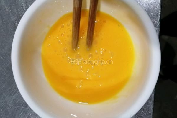 酸菜鸡蛋炒饭的做法图解2