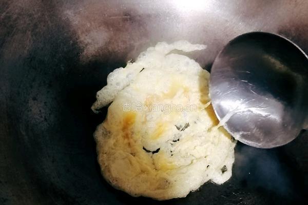 酸菜鸡蛋炒饭的做法图解3