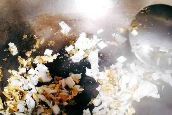 酸菜鸡蛋炒饭的做法图解5