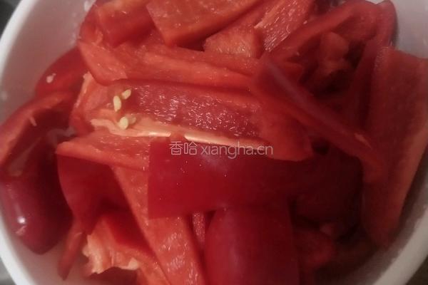 红辣椒炒肉的做法图解1