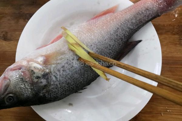 清蒸鲈鱼的做法图解3