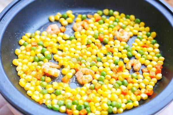 椰香虾仁炒饭的做法图解4
