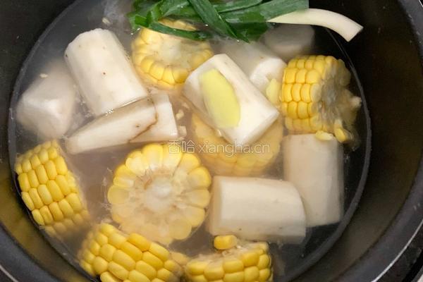 玉米山药炖老鸡的做法图解3