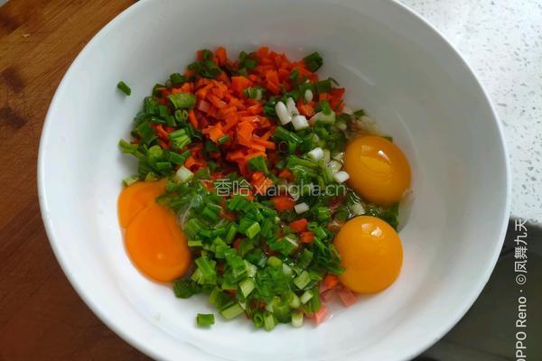 胡萝卜香葱鸡蛋饼的做法图解1