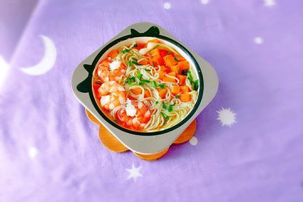 胡萝卜鲜虾面的做法图解1
