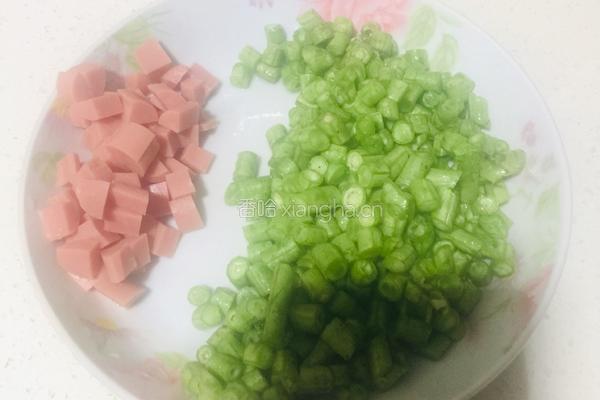 豇豆末鸡蛋木耳炒火腿肠的做法图解2