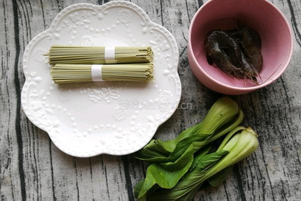 鲜虾菠菜面的做法图解1