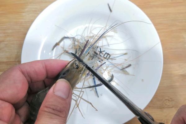 蒜姜吮指大虾的做法图解1