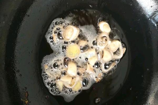 酸菜鱼头的做法图解2
