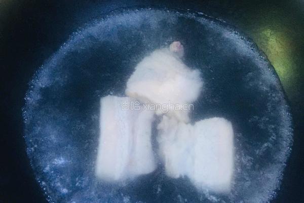 蒜苗回锅肉的做法图解2