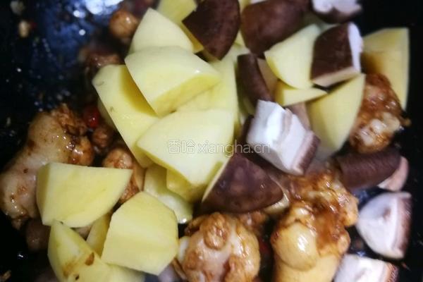 香菇土豆炖鸡翅根(快手菜)的做法图解2