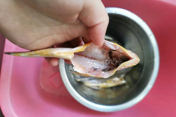 小黄鱼烧豆腐的做法图解1