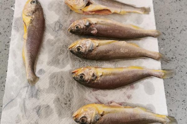 小黄鱼烧豆腐的做法图解2