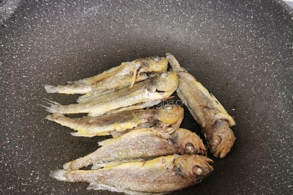 小黄鱼烧豆腐的做法图解5