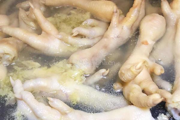 黄豆煲鸡脚的做法图解1