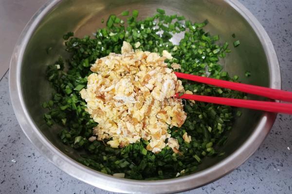 虾皮韭菜鸡蛋饺子的做法图解5