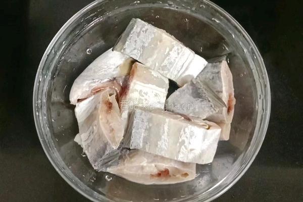 家常红烧带鱼的做法图解1