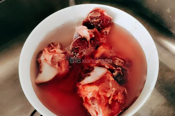 蛤蜊玉米番茄牛骨汤的做法图解2