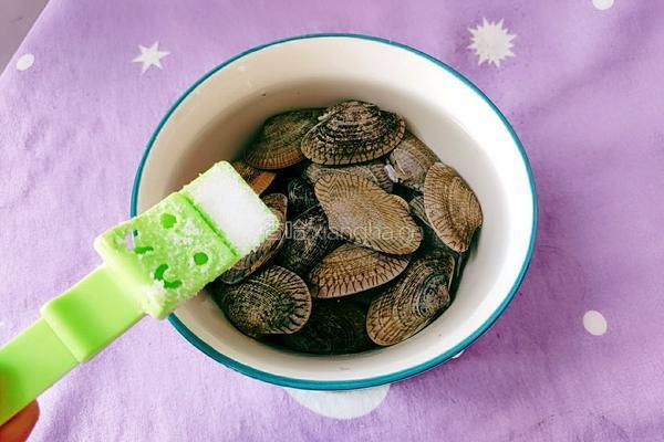 蛤蜊玉米番茄牛骨汤的做法图解3