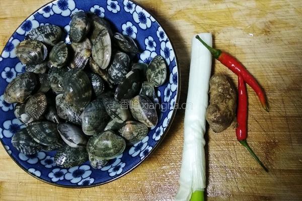 葱姜炒花甲的做法图解1