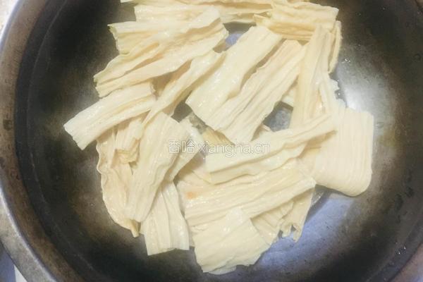 丝瓜炖腐竹的做法图解2