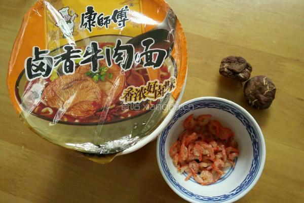 香菇虾仁面的做法图解1