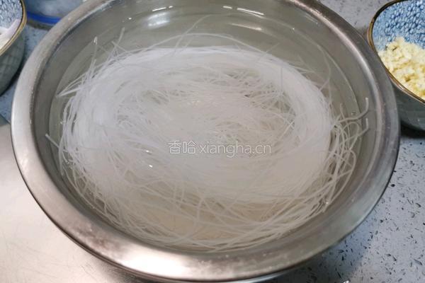 蒜蓉粉丝蒸花甲的做法图解3